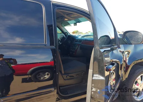 2013 Chevrolet Tahoe Ls z USA, uszkodzony, nr VIN 1GNSKAE06DR114305